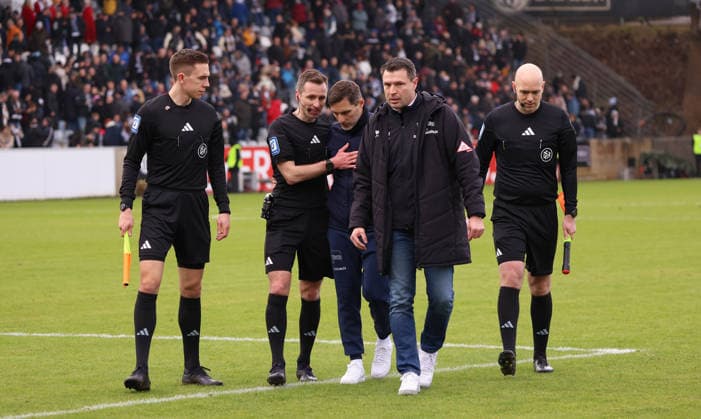 07.02.2026, Fussball, Herren, 2. Bundesliga, Saison 2025 2026, SV 07 Elversberg - Hertha BSC Berlin, Trainer Stefan Leitl (Hertha BSC Berlin) und Benjamin Weber (Hertha BSC Berlin) sprechen beim Gang in die Kabine wild auf das Schiedsrichtergespann ein Elversberg Ursapharm-Arena an der Kaiserlinde Saarland Deutschland (DEU)