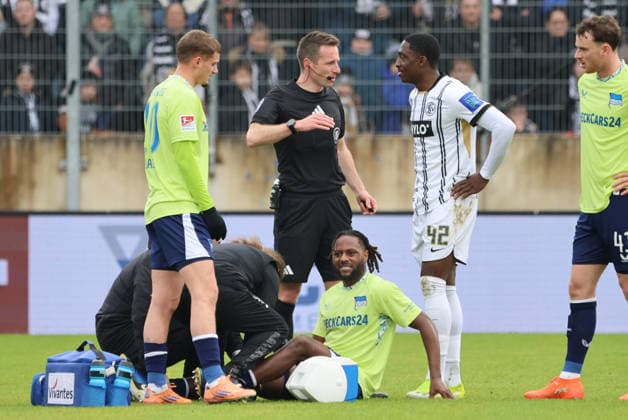 07.02.2025, Fussball, Herren, 2. Bundesliga, Saison 2025 2026, SV 07 Elversberg - Hertha BSC Berlin, Deyovaisio Zeefuik (Hertha BSC Berlin) verletzt Elversberg Ursapharm-Arena an der Kaiserlinde Saarland Deutschland (DEU)