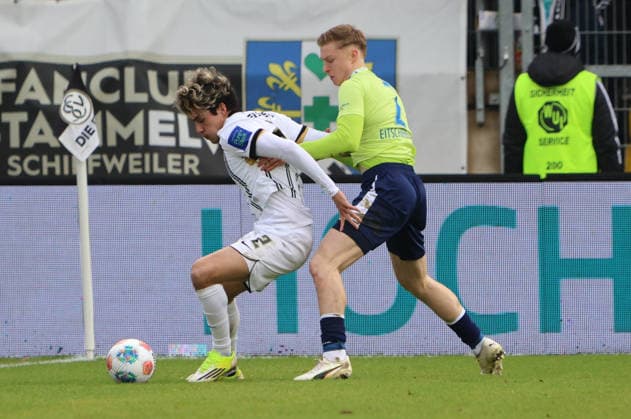 07.02.2025, Fussball, Herren, 2. Bundesliga, Saison 2025 2026, SV 07 Elversberg - Hertha BSC Berlin, Nicholas Mickelson (SV 07 Elversberg), Julian Eitschberger (Hertha BSC Berlin) Elversberg Ursapharm-Arena an der Kaiserlinde Saarland Deutschland (DEU)