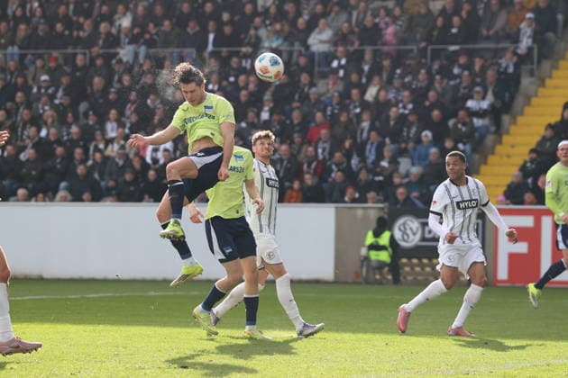 07.02.2025, Fussball, Herren, 2. Bundesliga, Saison 2025 2026, SV 07 Elversberg - Hertha BSC Berlin, Jan Gyamerah (SV 07 Elversberg), Linus Gechter (Hertha BSC Berlin) Elversberg Ursapharm-Arena an der Kaiserlinde Saarland Deutschland (DEU)