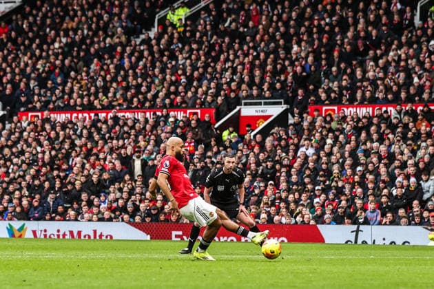 Premier League Manchester United, ManU v Tottenham Hotspur Bryan Mbeumo of Manchester United scores to make it 1-0 during the Premier League match Manchester United vs Tottenham Hotspur at Old Trafford, Manchester, United Kingdom on 07 February 2026 (Photo by Alfie Cosgrove News Images) Manchester Old Trafford Greater Manchester United Kingdom Copyright: xAlfiexCosgrove NewsxImagesx