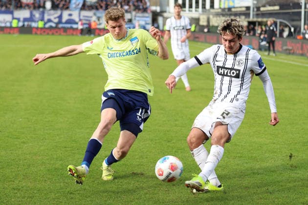 07.02.2026, xrekx, Fussball 2.Bundesliga, SV Elversberg - Hertha BSC Berlin v.l. Luca Schuler (Hertha BSC) Nicholas Mickelson (SV 07 Elversberg) Zweikampf, Aktion, action, battle for the ball (DFL DFB REGULATIONS PROHIBIT ANY USE OF PHOTOGRAPHS as IMAGE SEQUENCES and or QUASI-VIDEO) Elversberg