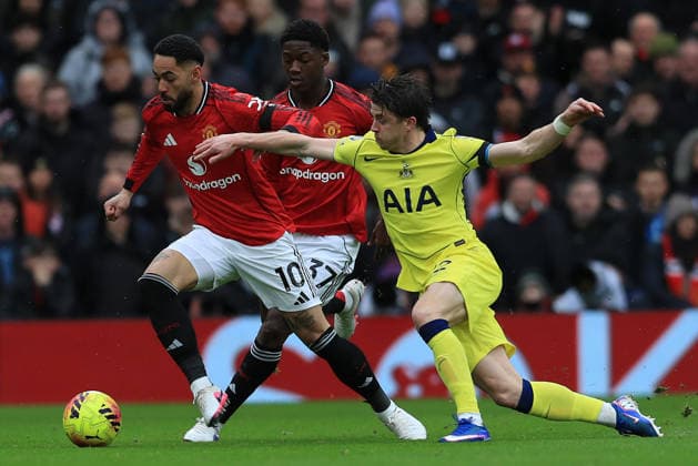 7th February 2026; Old Trafford, Manchester, England; Premier League Football, Manchester United, ManU versus Tottenham Hotspur; Matheus Cunha of Manchester United takes on Connor Gallagher of Tottenham Hotspur  DavidxBlunsden Content restricted for UK based newspaper