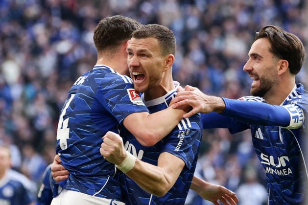 Gelsenkirchen, Germany, 07.02.26, Edin Dzeko (FC Schalke 04) jubelt nach seinem Tor zum 1:0 während des Spiels der 2. Bundesliga zwischen FC Schalke 04 - Dynamo Dresden in der Veltins Arena in Gelsenkirchen. (Photo by Joachim Bywaletz) DFB DFL REGULATIONS PROHIBIT ANY USE OF PHOTOGRAPHS AS IMAGE SEQUENCES AND OR QUASI-VIDEO. *** Gelsenkirchen, Germany, 07 02 26, Edin Dzeko FC Schalke 04 celebrates after his goal for 1 0 during the Bundesliga 2 match between FC Schalke 04 Dynamo Dresden at the Veltins Arena in Gelsenkirchen Photo by Joachim Bywaletz DFB DFL REGULATIONS PROHIBIT ANY USE OF PHOTOGRAPHS AS IMAGE SEQUENCES AND OR QUASI VIDEO Copyright: JoachimxBywaletz xJB-Sportfoto