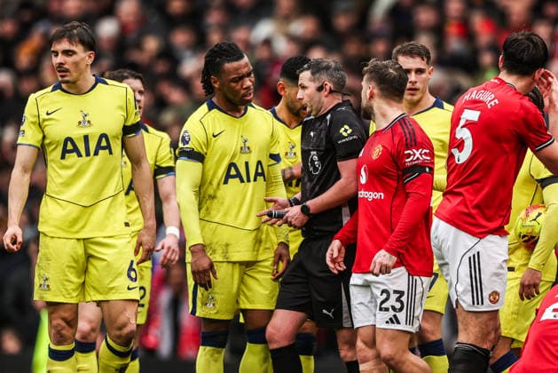 Premier League Manchester United, ManU v Tottenham Hotspur Destiny Udogie of Tottenham Hotspur appeals to referee Alejandro Michael Oliver during the Premier League match Manchester United vs Tottenham Hotspur at Old Trafford, Manchester, United Kingdom on 07 February 2026 (Photo by Alfie Cosgrove News Images) Manchester Old Trafford Greater Manchester United Kingdom Copyright: xAlfiexCosgrove NewsxImagesx