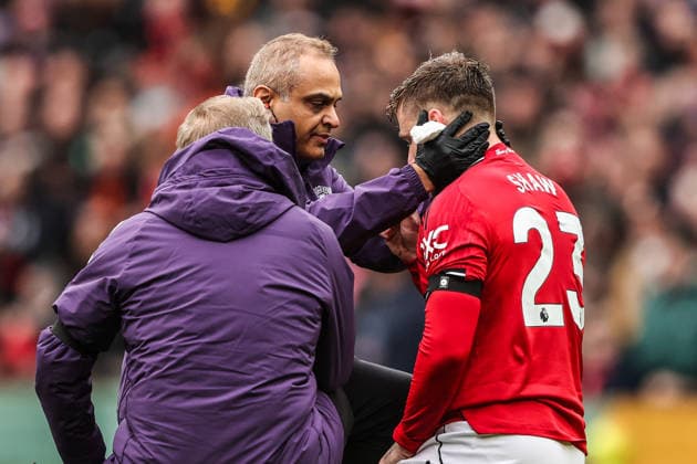Premier League Manchester United, ManU v Tottenham Hotspur Luke Shaw of Manchester United receives treatment for a head injury during the Premier League match Manchester United vs Tottenham Hotspur at Old Trafford, Manchester, United Kingdom on 07 February 2026 (Photo by Alfie Cosgrove News Images) Manchester Old Trafford Greater Manchester United Kingdom Copyright: xAlfiexCosgrove NewsxImagesx