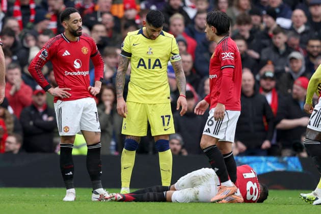Manchester United, ManU v Tottenham Hotspur - Premier League Matheus Cunha and Lisandro Martinez of Manchester United look on as Cristian Romero of Tottenham Hotspur looks down at Casemiro of Manchester United after he is sent off for his challenge during the Premier League match between Manchester United and Tottenham Hotspur at Old Trafford on February 7, 2026 in Manchester, England. WARNING! This Photograph May Only Be Used For Newspaper And Or Magazine Editorial Purposes. May Not Be Used For Publications Involving 1 player, 1 Club Or 1 Competition Without Written Authorisation From Football DataCo Ltd. For Any Queries, Please Contact Football DataCo Ltd on +44 (0) 207 864 9121 Manchester Old Trafford England United Kingdom Copyright: xAllstarxPicturexLibraryxLtdx