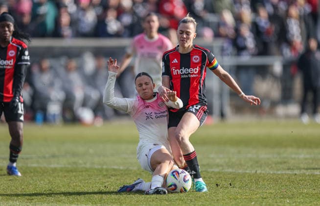 GER, Frankfurt, Eintracht Frankfurt vs Bayer 04 Leverkusen, Google Pixel Bundesliga, Fussball, DFB, Spielzeit 2024 2026, Stadion am Bretanobad, 17. Spieltag im Bild v.l.: Estrella Merino Gonzalez (Bayer Leverkusen 10), Laura Freigang (Eintracht Frankfurt Frauen 10), Zweikampf DFB DFL REGULATIONS PROHIBIT ANY USE OF PHOTOGRAPHS AS IMAGE SEQUENCES AND OR QUASI-VIDEO, 07.02.2026 Copyright: HMBxMedia HendrikxHamelau