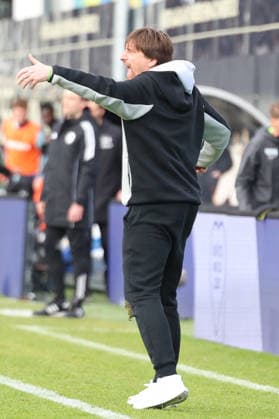 07.02.2026, xrekx, Fussball 2.Bundesliga, SV Elversberg - Hertha BSC Berlin v.l. Vincent Wagner Trainer (SV 07 Elversberg) gibt Anweisungen, gestikuliert, mit den Armen gestikulieren gives instructions, gesticulate (DFL DFB REGULATIONS PROHIBIT ANY USE OF PHOTOGRAPHS as IMAGE SEQUENCES and or QUASI-VIDEO) Elversberg