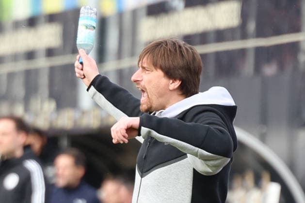 07.02.2026, xrekx, Fussball 2.Bundesliga, SV Elversberg - Hertha BSC Berlin v.l. Vincent Wagner Trainer (SV 07 Elversberg) gibt Anweisungen, gestikuliert, mit den Armen gestikulieren gives instructions, gesticulate (DFL DFB REGULATIONS PROHIBIT ANY USE OF PHOTOGRAPHS as IMAGE SEQUENCES and or QUASI-VIDEO) Elversberg