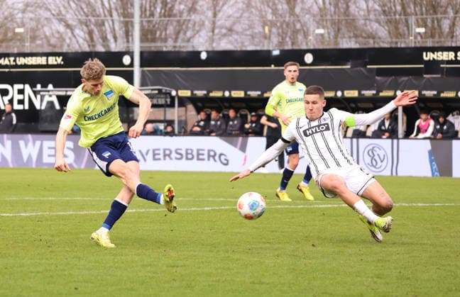 07.02.2026, Fussball, Herren, 2. Bundesliga, Saison 2025 2026, SV 07 Elversberg - Hertha BSC Berlin, Luca Schuler (Hertha BSC Berlin) erzielt das Tor zum 0:2, Torschuss zum 0:2, Lukas Pinckert (SV 07 Elversberg) Elversberg Ursapharm-Arena an der Kaiserlinde Saarland Deutschland (DEU)