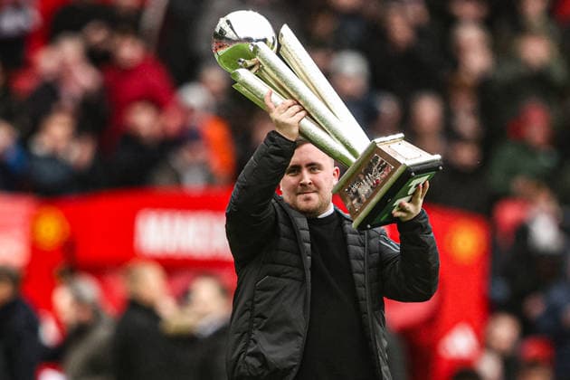 Premier League Manchester United, ManU v Tottenham Hotspur Luke ˜The Nuke™ Littler shows his PDC World Championship, WM, Weltmeisterschaft trophy after winning it for his second consecutive year during the Premier League match Manchester United vs Tottenham Hotspur at Old Trafford, Manchester, United Kingdom on 07 February 2026 (Photo by Alfie Cosgrove News Images) Manchester Old Trafford Greater Manchester United Kingdom Copyright: xAlfiexCosgrove NewsxImagesx
