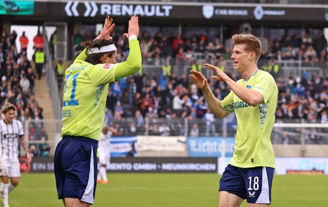 07.02.2026, Fussball, Herren, 2. Bundesliga, Saison 2025 2026, SV 07 Elversberg - Hertha BSC Berlin, Fabian Reese (Hertha BSC Berlin) bejubelt mit Torschütze Luca Schuler (Hertha BSC Berlin) das Tor zum 0:2 Elversberg Ursapharm-Arena an der Kaiserlinde Saarland Deutschland (DEU)