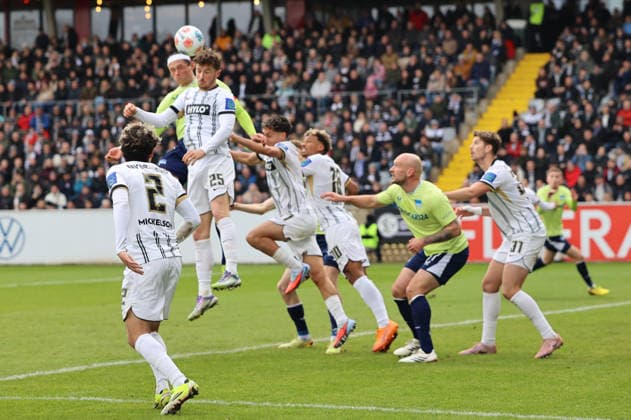 07.02.2025, Fussball, Herren, 2. Bundesliga, Saison 2025 2026, SV 07 Elversberg - Hertha BSC Berlin, Lukas Petkov (SV 07 Elversberg), Nicholas Mickelson (SV 07 Elversberg), Fabian Reese (Hertha BSC Berlin), Toni Leistner (Hertha BSC Berlin) Elversberg Ursapharm-Arena an der Kaiserlinde Saarland Deutschland (DEU)