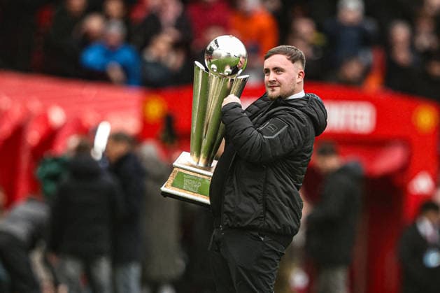Premier League Manchester United, ManU v Tottenham Hotspur Luke ˜The Nuke™ Littler shows his PDC World Championship, WM, Weltmeisterschaft trophy after winning it for his second consecutive year during the Premier League match Manchester United vs Tottenham Hotspur at Old Trafford, Manchester, United Kingdom on 07 February 2026 (Photo by Alfie Cosgrove News Images) Manchester Old Trafford Greater Manchester United Kingdom Copyright: xAlfiexCosgrove NewsxImagesx