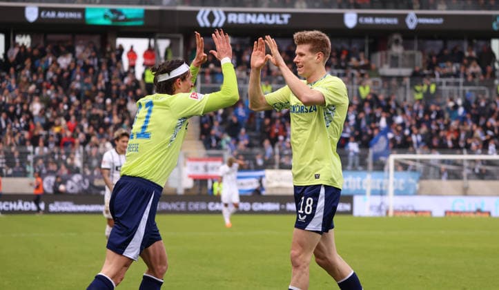07.02.2026, Fussball, Herren, 2. Bundesliga, Saison 2025 2026, SV 07 Elversberg - Hertha BSC Berlin, Fabian Reese (Hertha BSC Berlin) bejubelt mit Torschütze Luca Schuler (Hertha BSC Berlin) das Tor zum 0:2 Elversberg Ursapharm-Arena an der Kaiserlinde Saarland Deutschland (DEU)