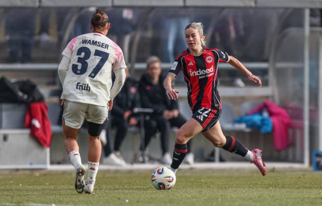 GER, Frankfurt, Eintracht Frankfurt vs Bayer 04 Leverkusen, Google Pixel Bundesliga, Fussball, DFB, Spielzeit 2024 2026, Stadion am Bretanobad, 17. Spieltag im Bild v.l.: Carlotta Wamser (Bayer Leverkusen Frauen 37), Nadine Riesen (Eintracht Frankfurt Frauen 22) DFB DFL REGULATIONS PROHIBIT ANY USE OF PHOTOGRAPHS AS IMAGE SEQUENCES AND OR QUASI-VIDEO, 07.02.2026 Copyright: HMBxMedia HendrikxHamelau