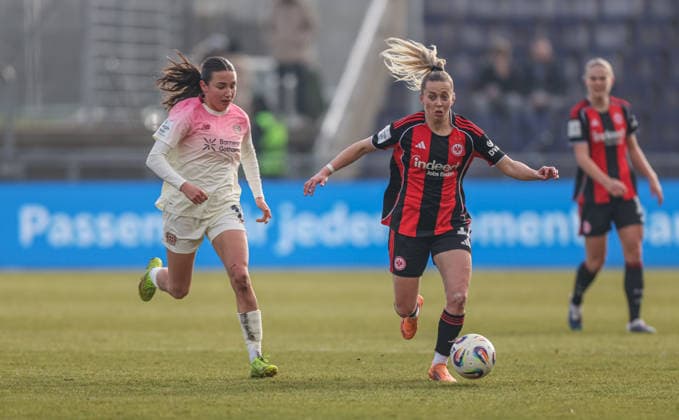 GER, Frankfurt, Eintracht Frankfurt vs Bayer 04 Leverkusen, Google Pixel Bundesliga, Fussball, DFB, Spielzeit 2024 2026, Stadion am Bretanobad, 17. Spieltag im Bild v.l.: Loreen Bender (Bayer Leverkusen), Nina Lührsen (Eintracht Frankfurt Frauen 11) DFB DFL REGULATIONS PROHIBIT ANY USE OF PHOTOGRAPHS AS IMAGE SEQUENCES AND OR QUASI-VIDEO, 07.02.2026 Copyright: HMBxMedia HendrikxHamelau