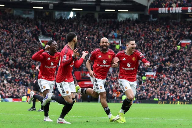 Manchester United, ManU v Tottenham Hotspur, Premier League Manchester United forward Bryan Mbeumo (19) scores a GOAL 1-0 and celebrates with Manchester United defender Diogo Dalot (2) Manchester United midfielder Kobbie Mainoo (37) and Manchester United forward Matheus Cunha (10) during the Manchester United v Tottenham Hotspur Premier League match at Old Trafford, Manchester, England on 7 February 2026 Credit: Phil Duncan Every Second Media Editorial use only. All images are copyright Every Second Media Limited. No images may be reproduced without prior permission. All rights reserved. Premier League and Football League images are subject to licensing agreements with Football DataCo Limited. see https: www.football-dataco.com Copyright: xIMAGO EveryxSecondxMediax ESM-1790-0040 PhilxDuncanx xEveryxSecondxMediax