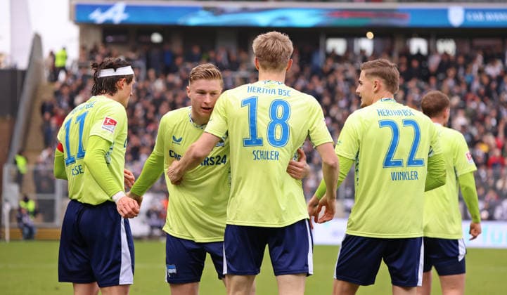 07.02.2026, Fussball, Herren, 2. Bundesliga, Saison 2025 2026, SV 07 Elversberg - Hertha BSC Berlin, Die Spieler von Hertha BSC Berlin bejubeln das Tor zum 0:2 durch Luca Schuler (Hertha BSC Berlin) Elversberg Ursapharm-Arena an der Kaiserlinde Saarland Deutschland (DEU)