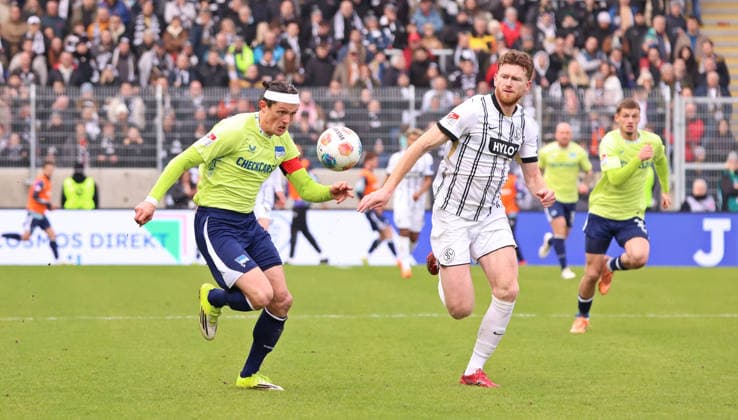 07.02.2026, Fussball, Herren, 2. Bundesliga, Saison 2025 2026, SV 07 Elversberg - Hertha BSC Berlin, Fabian Reese (Hertha BSC Berlin) Florian Le Joncour (SV 07 Elversberg) Elversberg Ursapharm-Arena an der Kaiserlinde Saarland Deutschland (DEU)