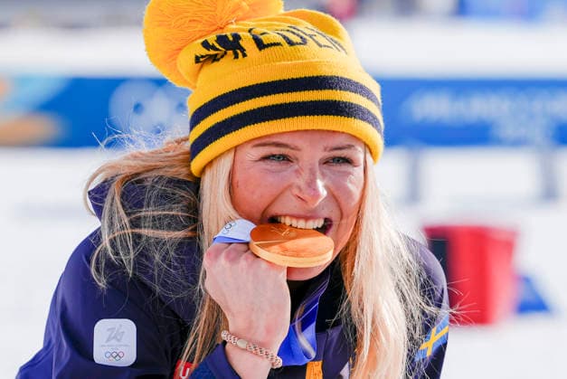 Winter Olympics in Milan Cortina 2026 Val di Fiemme, Italy 20260207. Frida Karlsson from Sweden with the gold medal on the podium after the women s cross-country 20 km Skiathlon at Lago di Tesero during the Winter Olympics in Milano Cortina 2026. Photo: Lise Aserud NTB Val di Fiemme Italy EDITORIAL USE ONLY. RESTRICTED USE FOR BETTING COMPANIES Ref:_SPOTltn30Ba0Jg.jpg *** Winter Olympics in Milan Cortina 2026 Val di Fiemme, Italy 20260207 Frida Karlsson from Sweden with the gold medal on the podium after the women s cross country 20 km Skiathlon at Lago di Tesero during the Winter Olympics in Milano Cortina 2026 Photo Lise Aserud NTB Val di Fiemme Italy EDITORIAL USE ONLY RESTRICTED USE FOR BETTING COMPANIES  Copyright: xLisexAserudx xNTBx