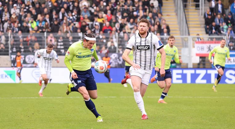 07.02.2026, Fussball, Herren, 2. Bundesliga, Saison 2025 2026, SV 07 Elversberg - Hertha BSC Berlin, Fabian Reese (Hertha BSC Berlin) Florian Le Joncour (SV 07 Elversberg) Elversberg Ursapharm-Arena an der Kaiserlinde Saarland Deutschland (DEU)