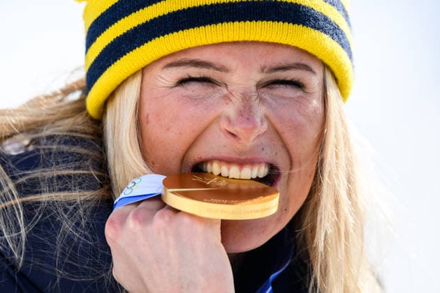 260207 Frida Karlsson of Sweden celebrates with her gold medal after the women s 20 km cross-country skiing skiathlon during day 1 of the 2026 Winter Olympics on February 7, 2026 in Val di Fiemme. Photo: Maxim Thore BILDBYRAN kod MT MT0961 skidor cross-country skiing langrenn Olympic Games, Olympische Spiele, Olympia, OS olympics winter olympics os ol olympiska spel vinter-os olympiske leker milano cortina 2026 milan cortina 2026 milano cortina 2026 olympic games milano cortina 2026 winter olympic games milano cortina-os milano cortina-ol vinter-ol 1 bbeng skiathlon dam os-guld guld jubel medalj sverige *** 260207 Frida Karlsson of Sweden celebrates with her gold medal after the women s 20 km cross country skiing skiathlon during day 1 of the 2026 Winter Olympics on February 7, 2026 in Val di Fiemme Photo Maxim Thore BILDBYRAN kod MT MT0961 skidor cross country skiing langrenn olympic games olympics winter olympics os ol olympiska spel vinter os olympiske leker milano cortina 2026 milan cortina 2026 milano cortina 2026 olympic games milano cortina 2026 winter olympic games milano cortina os milano cortina ol vinter ol 1 bbeng skiathlon dam os guld guld jubel medalj sverige  Copyright: MAXIMxTHORE BB260207MT098