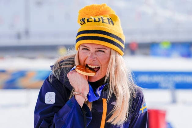 Winter Olympics in Milan Cortina 2026 Val di Fiemme, Italy 20260207. Frida Karlsson from Sweden with the gold medal on the podium after the women s cross-country 20 km Skiathlon at Lago di Tesero during the Winter Olympics in Milano Cortina 2026. Photo: Lise Aserud NTB Val di Fiemme Italy EDITORIAL USE ONLY. RESTRICTED USE FOR BETTING COMPANIES Ref:_SPOeqtYdkdl83Q.jpg *** Winter Olympics in Milan Cortina 2026 Val di Fiemme, Italy 20260207 Frida Karlsson from Sweden with the gold medal on the podium after the women s cross country 20 km Skiathlon at Lago di Tesero during the Winter Olympics in Milano Cortina 2026 Photo Lise Aserud NTB Val di Fiemme Italy EDITORIAL USE ONLY RESTRICTED USE FOR BETTING COMPANIES  Copyright: xLisexAserudx xNTBx