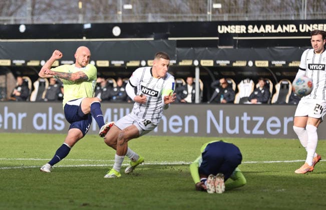 07.02.2026, Fussball, Herren, 2. Bundesliga, Saison 2025 2026, SV 07 Elversberg - Hertha BSC Berlin, Toni Leistner (Hertha BSC Berlin) erzielt das Tor zum 0:3, Torschuss zum 0:3 Elversberg Ursapharm-Arena an der Kaiserlinde Saarland Deutschland (DEU)