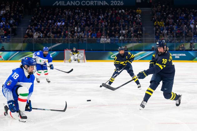 260207 Franziska Stocker of Italy and Sara Hjalmarsson of Sweden in the women s Ice hockey, Eishockey game between Sweden and Italy during day 1 of the 2026 Winter Olympics on February 7, 2026 in Milan. Photo: Emma Wallskog BILDBYRAN kod EW EW0620 ishockey ice hockey Olympic Games, Olympische Spiele, Olympia, OS olympics winter olympics os ol olympiska spel vinter-os olympiske leker milano cortina 2026 milan cortina 2026 milano cortina 2026 olympic games milano cortina 2026 winter olympic games milano cortina-os milano cortina-ol vinter-ol 1 bbeng sweden sverige italien italy tre kronor dam damkronorna *** 260207 Franziska Stocker of Italy and Sara Hjalmarsson of Sweden in the women s ice hockey game between Sweden and Italy during day 1 of the 2026 Winter Olympics on February 7, 2026 in Milan Photo Emma Wallskog BILDBYRAN kod EW EW0620 ishockey ice hockey olympic games olympics winter olympics os ol olympiska spel vinter os olympiske leker milano cortina 2026 milan cortina 2026 milano cortina 2026 olympic games milano cortina 2026 winter olympic games milano cortina os milano cortina ol vinter ol 1 bbeng sweden sverige ital italy tre kronor damkronorna  Copyright: EMMAxWALLSKOG BB260207EW013