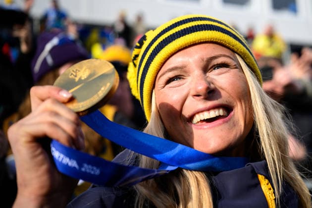 260207 Frida Karlsson of Sweden celebrates with her gold medal after the women s 20 km cross-country skiing skiathlon during day 1 of the 2026 Winter Olympics on February 7, 2026 in Val di Fiemme. Photo: Maxim Thore BILDBYRAN kod MT MT0961 skidor cross-country skiing langrenn Olympic Games, Olympische Spiele, Olympia, OS olympics winter olympics os ol olympiska spel vinter-os olympiske leker milano cortina 2026 milan cortina 2026 milano cortina 2026 olympic games milano cortina 2026 winter olympic games milano cortina-os milano cortina-ol vinter-ol 1 bbeng skiathlon dam os-guld guld jubel medalj sverige *** 260207 Frida Karlsson of Sweden celebrates with her gold medal after the women s 20 km cross country skiing skiathlon during day 1 of the 2026 Winter Olympics on February 7, 2026 in Val di Fiemme Photo Maxim Thore BILDBYRAN kod MT MT0961 skidor cross country skiing langrenn olympic games olympics winter olympics os ol olympiska spel vinter os olympiske leker milano cortina 2026 milan cortina 2026 milano cortina 2026 olympic games milano cortina 2026 winter olympic games milano cortina os milano cortina ol vinter ol 1 bbeng skiathlon dam os guld guld jubel medalj sverige  Copyright: MAXIMxTHORE BB260207MT105