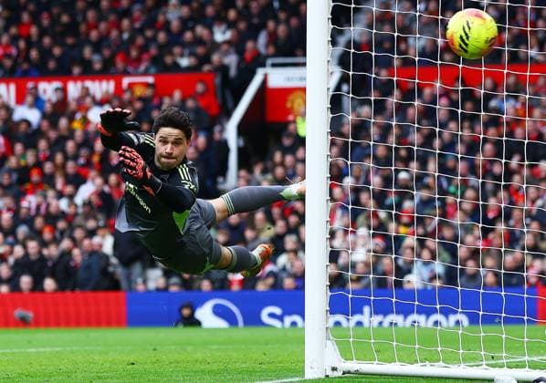 Manchester United, ManU goalkeeper Senne Lammens Manchester United v Tottenham Hotspur, Premier League, Football, Old Trafford, Manchester, UK - 07 Feb 2026Manchester Old Trafford United Kingdom EDITORIAL USE ONLY No use with unauthorised audio, video, data, fixture lists, club league logos or live services. Online in-match use limited to 120 images, no video emulation. No use in betting, games or single club league player publications. Copyright: xMattxWest Shutterstockx 16524093ak