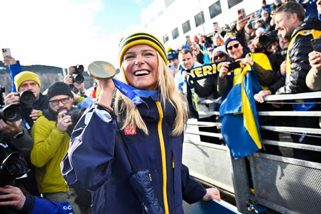 VAL DI FIEMME, ITALY 20260207 Sweden s Frida Karlsson takes gold in the women s skiathlon 10+10 km during the Winter Olympics in Val di Femme in Italy. VAL DI FIEMME ITALY x10430x *** VAL DI FIEMME, ITALY 20260207 Sweden s Frida Karlsson takes gold in the women s skiathlon 10 10 km during the Winter Olympics in Val di Femme in Italy VAL DI FIEMME ITALY x10430x  Copyright: xChristinexOlsson TTx OLYMPICS 2026 SKIING