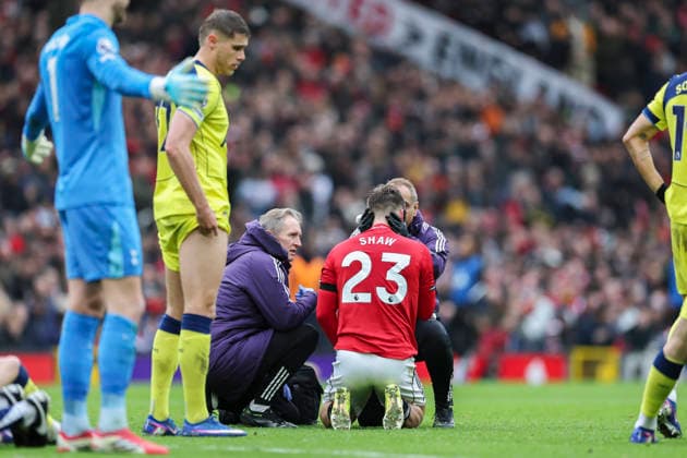 Manchester United, ManU v Tottenham Hotspur, Premier League Manchester United defender Luke Shaw (23) receives treatment on the pitch during the Manchester United v Tottenham Hotspur Premier League match at Old Trafford, Manchester, England on 7 February 2026 Credit: Phil Duncan Every Second Media Editorial use only. All images are copyright Every Second Media Limited. No images may be reproduced without prior permission. All rights reserved. Premier League and Football League images are subject to licensing agreements with Football DataCo Limited. see https: www.football-dataco.com Copyright: xIMAGO EveryxSecondxMediax ESM-1790-0053 PhilxDuncanx xEveryxSecondxMediax