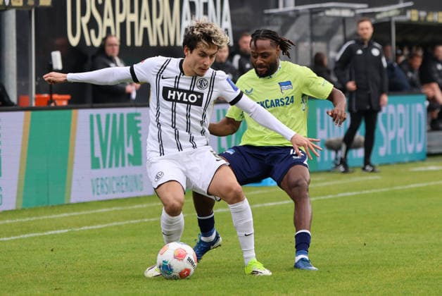 07.02.2025, Fussball, Herren, 2. Bundesliga, Saison 2025 2026, SV 07 Elversberg - Hertha BSC Berlin, Nicholas Mickelson (SV 07 Elversberg), Deyovaisio Zeefuik (Hertha BSC Berlin) Elversberg Ursapharm-Arena an der Kaiserlinde Saarland Deutschland (DEU)