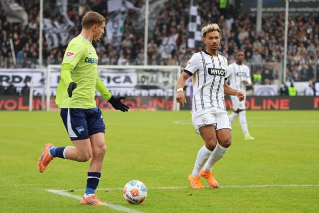 07.02.2025, Fussball, Herren, 2. Bundesliga, Saison 2025 2026, SV 07 Elversberg - Hertha BSC Berlin, Bambase Conte (SV 07 Elversberg), Michael Cuisance (Hertha BSC Berlin) Elversberg Ursapharm-Arena an der Kaiserlinde Saarland Deutschland (DEU)