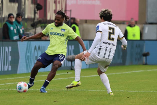 07.02.2025, Fussball, Herren, 2. Bundesliga, Saison 2025 2026, SV 07 Elversberg - Hertha BSC Berlin, Nicholas Mickelson (SV 07 Elversberg), Deyovaisio Zeefuik (Hertha BSC Berlin) Elversberg Ursapharm-Arena an der Kaiserlinde Saarland Deutschland (DEU)
