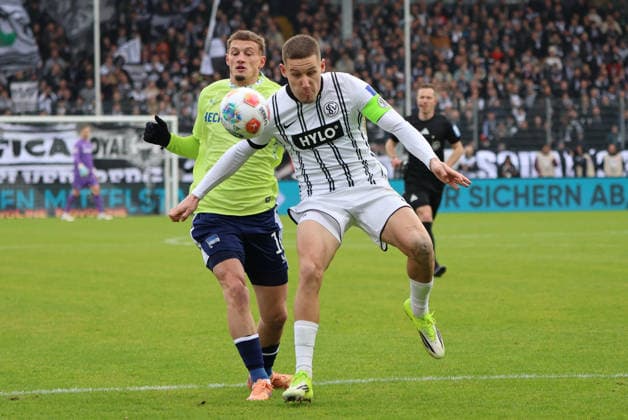 07.02.2025, Fussball, Herren, 2. Bundesliga, Saison 2025 2026, SV 07 Elversberg - Hertha BSC Berlin, Lukas Pinckert (SV 07 Elversberg), Michael Cuisance (Hertha BSC Berlin) Elversberg Ursapharm-Arena an der Kaiserlinde Saarland Deutschland (DEU)