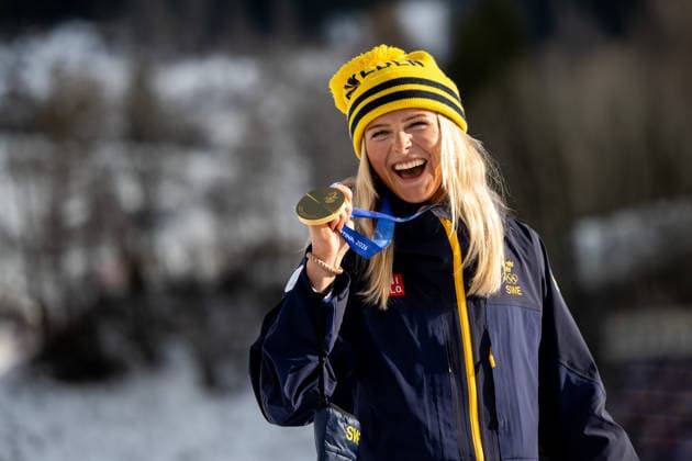 KARLSSON Frida (Schweden) jubelt auf dem Podium bei der Siegerehrung ueber den Sieg und die Gold Medaille, ITA, Olympische Spiele Milano Cortina 2026, Olympia, Langlauf, 10 km + 10 km Skiathlon Damen, 07.02.2026 ITA, Olympische Spiele Milano Cortina 2026, Olympia, Langlauf, 10 km + 10 km Skiathlon Damen, 07.02.2026 Tesero *** KARLSSON Frida Sweden celebrates victory and the gold medal on the podium at the award ceremony, ITA, Olympic Games Milano Cortina 2026, Olympics, cross-country skiing, 10 km 10 km skiathlon women, 07 02 2026 ITA, Olympic Games Milano Cortina 2026, Olympics, cross-country skiing, 10 km 10 km skiathlon women, 07 02 2026 Tesero Copyright: xEibner-Pressefoto Memmlerx EP_MMR