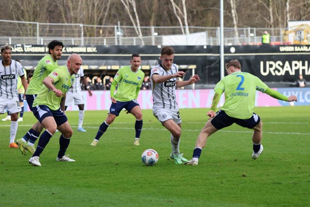 07.02.2025, Fussball, Herren, 2. Bundesliga, Saison 2025 2026, SV 07 Elversberg - Hertha BSC Berlin, Tom Zimmerschied (SV 07 Elversberg), Toni Leistner (Hertha BSC Berlin), Julian Eitschberger (Hertha BSC Berlin) Elversberg Ursapharm-Arena an der Kaiserlinde Saarland Deutschland (DEU)