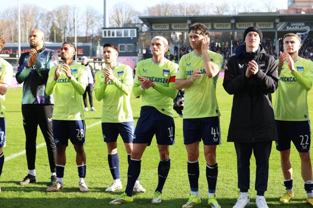 07.02.2026, xrekx, Fussball 2.Bundesliga, SV Elversberg - Hertha BSC Berlin v.l. Berlin Mannschaft, Spieler, jubeln nach Spielende, Team, Player, celebrate at the end of the match Fabian Reese (Hertha BSC) (DFL DFB REGULATIONS PROHIBIT ANY USE OF PHOTOGRAPHS as IMAGE SEQUENCES and or QUASI-VIDEO) Elversberg