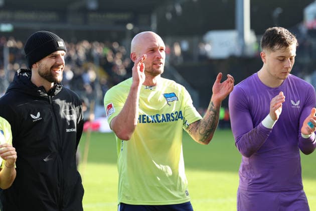 07.02.2026, xrekx, Fussball 2.Bundesliga, SV Elversberg - Hertha BSC Berlin v.l. Berlin Mannschaft, Spieler, jubeln nach Spielende, Team, Player, celebrate at the end of the match Toni Leistner (Hertha BSC) (DFL DFB REGULATIONS PROHIBIT ANY USE OF PHOTOGRAPHS as IMAGE SEQUENCES and or QUASI-VIDEO) Elversberg