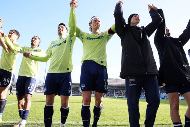 07.02.2026, xrekx, Fussball 2.Bundesliga, SV Elversberg - Hertha BSC Berlin v.l. Berlin Mannschaft, Spieler, jubeln nach Spielende, Team, Player, celebrate at the end of the match Fabian Reese (Hertha BSC) (DFL DFB REGULATIONS PROHIBIT ANY USE OF PHOTOGRAPHS as IMAGE SEQUENCES and or QUASI-VIDEO) Elversberg
