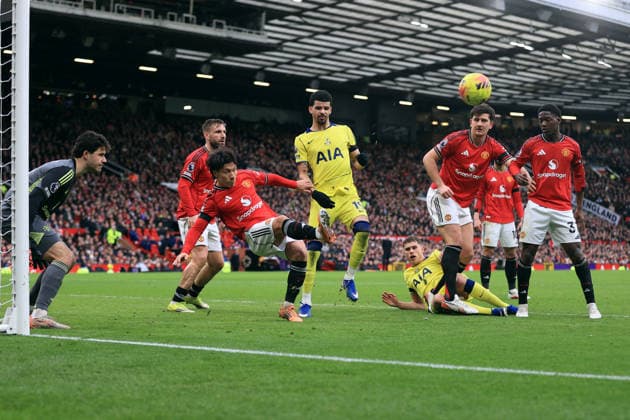 Manchester United, ManU v Tottenham Hotspur 07 February 2026 Manchester - Premier League football - Manchester United v Tottenham Hotspur - Lisandro Martinez of Manchester United clears the ball from his goal area - (Photo by Simon Stacpoole) Manchester UK Copyright: xSimonxStacpoolexOffside