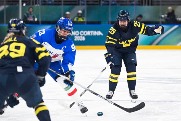 MILANO, ITALIEN 20260207 Italiens Nadia Mattivi mot Sveriges Nicole Hall och Lina Ljungblom under gruppspelsmatchen i grupp B mellan Sverige och Italien i Santagiulia Arena under OS i Milano. MILANO ITALIEN x10070x *** MILANO, ITALY 20260207 Italys Nadia Mattivi against Swedens Nicole Hall and Lina Ljungblom during the group B match between Sweden and Italy at the Santagiulia Arena during the Milan Olympics MILANO ITALY x10070x  Copyright: xJessicaxGow TTx OS 2026 ISHOCKEY SVERIGE-ITALIEN