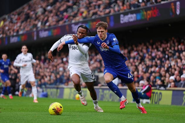 7th February 2026; Craven Cottage, Fulham, London, England; Premier League Football, Fulham versus Everton; Harrison Armstrong of Everton under pressure from Samuel Chukwueze of Fulham  JohnxPatrickxFletcher