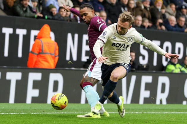 Lucas Pires (23 Burnley) and Jarrod Bowen (20 West Ham) challenge for the ball during the Premier League match between Burnley and West Ham United at Turf Moor in Burnley, England on February 7th 2026. Copyright: xSeanxChandlerx xSPPx Sportspressphoto_SPR89332