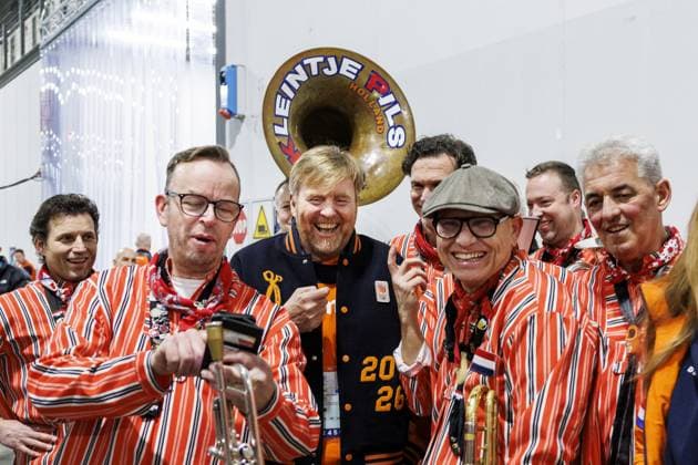 MILAN King Willem-Alexander and Princess Amalia with the band Kleintje Pils before the 3,000-meter long track Speed skating, Eisschnelllauf event at the Milan Speed Skating Stadium at the Milan Winter Olympics. ROBIN VAN LONKHUIJSEN ANP xVIxANPxSportx xxANPxIVx 549926801 originalFilename: 549926801.jpg