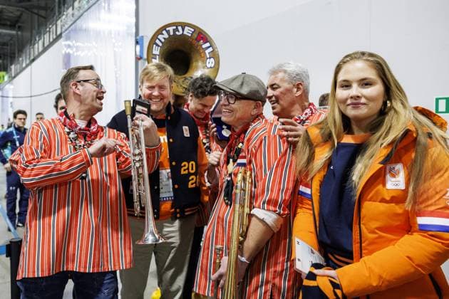 MILAN King Willem-Alexander and Princess Amalia with the band Kleintje Pils before the 3,000-meter long track Speed skating, Eisschnelllauf event at the Milan Speed Skating Stadium at the Milan Winter Olympics. ROBIN VAN LONKHUIJSEN ANP xVIxANPxSportx xxANPxIVx 549926810 originalFilename: 549926810.jpg